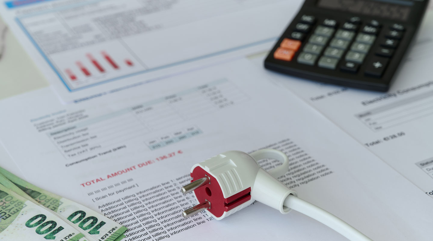 Directeur financier d'une PME examinant une facture d'électricité détaillée sur son bureau
