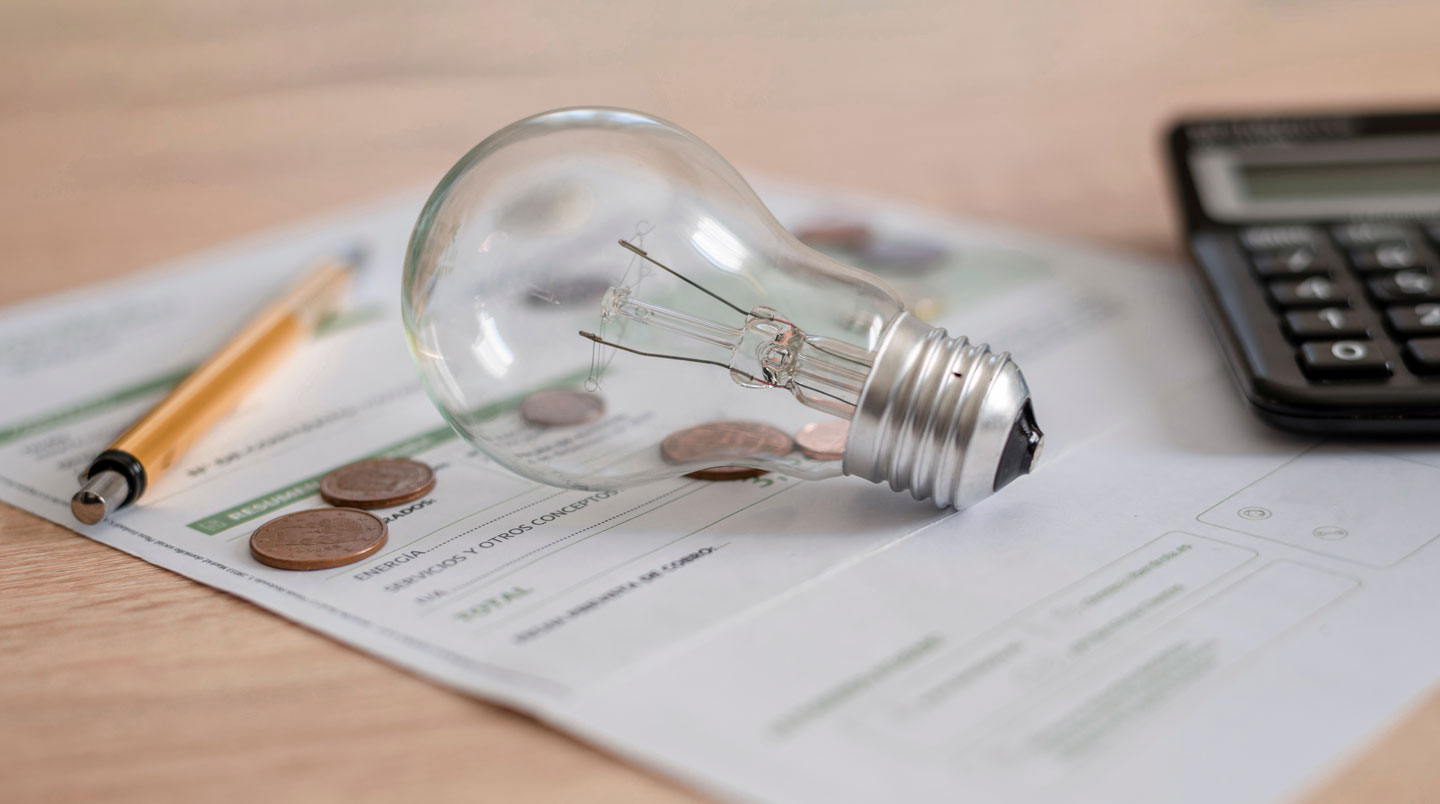 Directeur financier d'une PME examinant une facture d'électricité détaillée sur son bureau